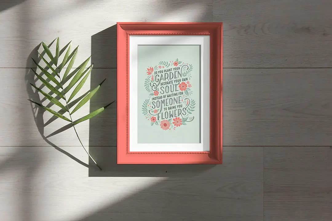 Doğal Güneş Işığında Fotoğraf Çerçevesi Mockup PSD – Mockuplar creative asset